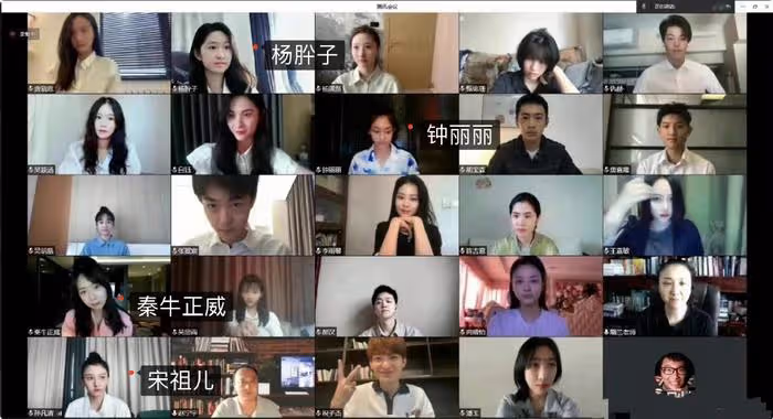 陳飛宇回北電拍畢業照，穿學士服陽光帥氣，吳磊論文答辯照也曝光