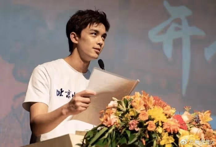 陳飛宇回北電拍畢業照，穿學士服陽光帥氣，吳磊論文答辯照也曝光