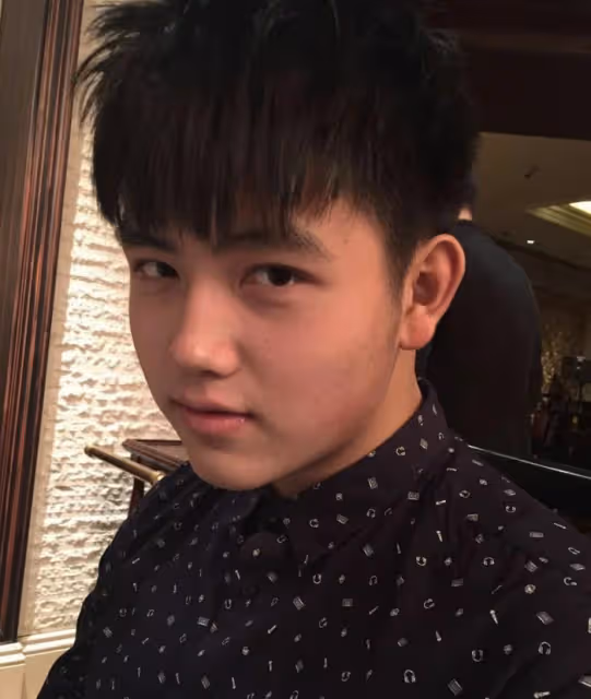 陳飛宇回北電拍畢業照，穿學士服陽光帥氣，吳磊論文答辯照也曝光