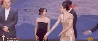 陳飛宇回北電拍畢業照,穿學士服陽光帥氣,吳磊論文答辯照也曝光