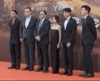 陳飛宇回北電拍畢業照,穿學士服陽光帥氣,吳磊論文答辯照也曝光