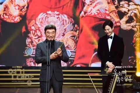 《衣袖紅鑲邊》售後!「爺爺」李德華給李俊昊送上應援咖啡車:「我的孫子就拜託大家了~」