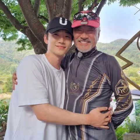 《衣袖紅鑲邊》售後!「爺爺」李德華給李俊昊送上應援咖啡車:「我的孫子就拜託大家了~」