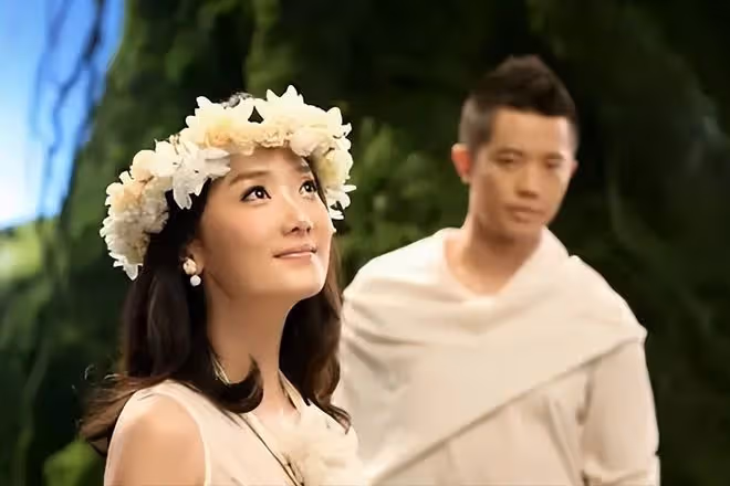 鳳凰傳奇25年沒成夫妻，一人嫁入豪門當闊太，一人事業低谷滿身債