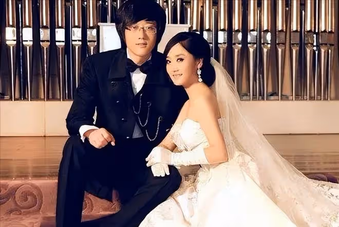 鳳凰傳奇25年沒成夫妻,一人嫁入豪門當闊太,一人事業低谷滿身債
