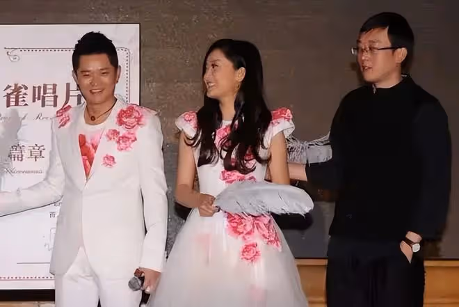 鳳凰傳奇25年沒成夫妻,一人嫁入豪門當闊太,一人事業低谷滿身債