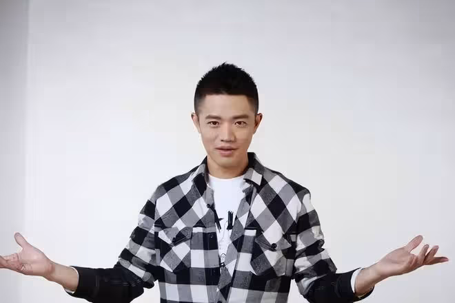 鳳凰傳奇25年沒成夫妻,一人嫁入豪門當闊太,一人事業低谷滿身債