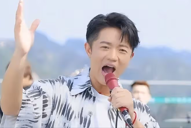 鳳凰傳奇25年沒成夫妻,一人嫁入豪門當闊太,一人事業低谷滿身債