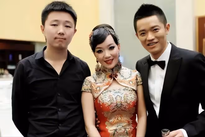 鳳凰傳奇25年沒成夫妻,一人嫁入豪門當闊太,一人事業低谷滿身債