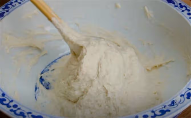 一碗麵粉加一把蔥花,不用揉面,簡單一攪,做出的餅比麵包還鬆軟