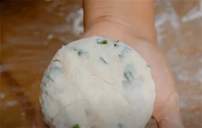 一碗麵粉加一把蔥花,不用揉面,簡單一攪,做出的餅比麵包還鬆軟