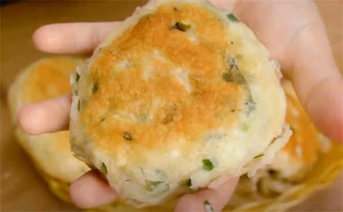 一碗麵粉加一把蔥花,不用揉面,簡單一攪,做出的餅比麵包還鬆軟
