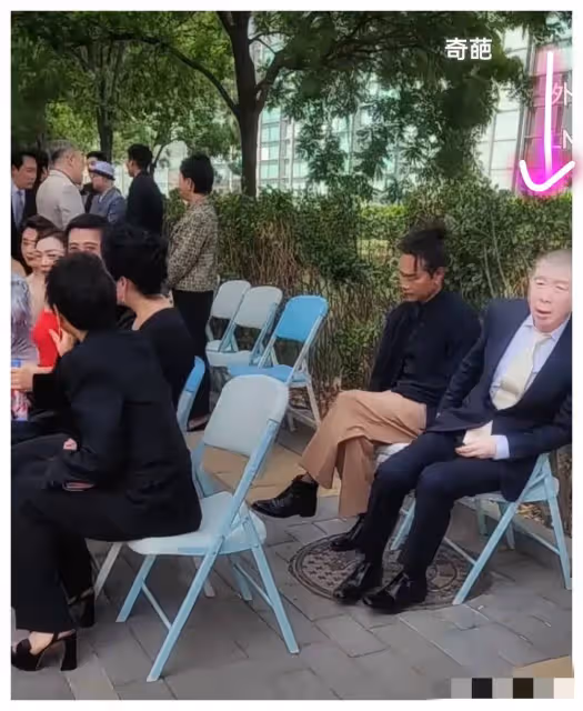 馮小剛的落寞誰人懂?華表獎後台無人理睬,只好坐後排扭頭看地