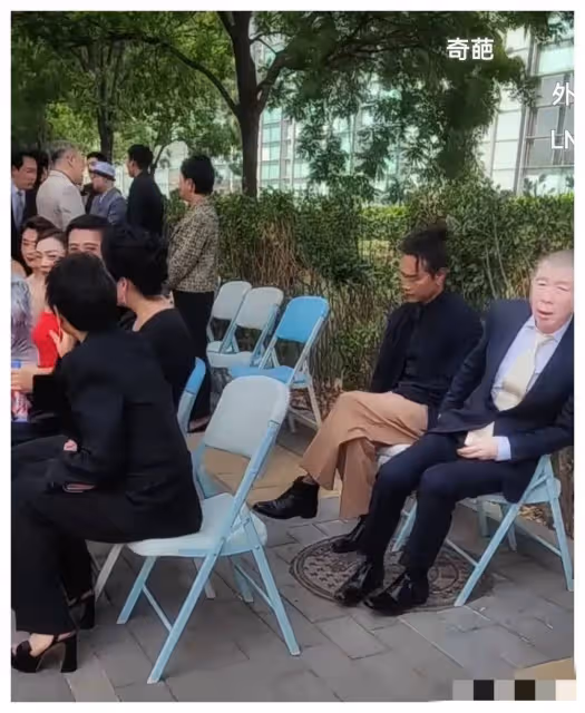 馮小剛的落寞誰人懂?華表獎後台無人理睬,只好坐後排扭頭看地