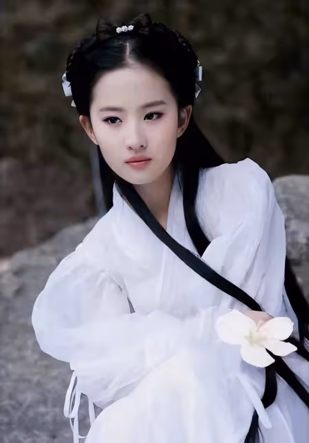 歲月從不敗美人,神仙姐姐劉亦菲已經35歲了,出道整整20年