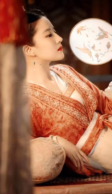 歲月從不敗美人,神仙姐姐劉亦菲已經35歲了,出道整整20年