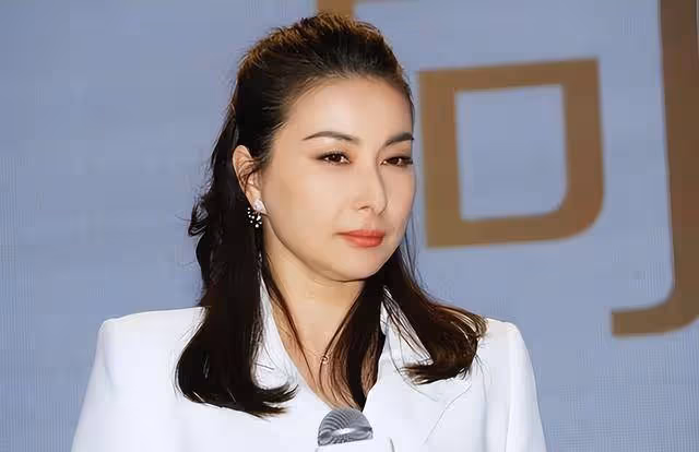 郭晶晶人設崩塌?直播帶貨賣399的棉襪,網友:沒能抵住金錢誘惑