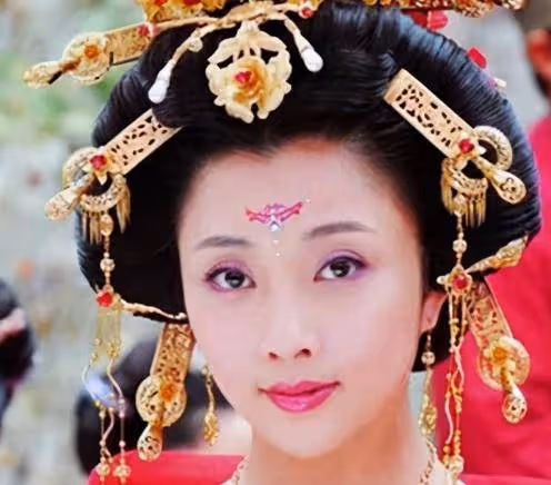 她既有顏值又有實力,在事業上如魚得水,卻在感情上屢屢碰壁