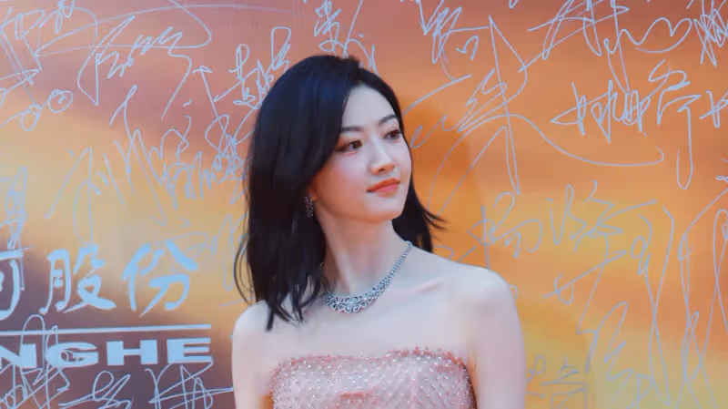 紅毯笑點多！喬欣臉部浮腫，李沁像作妖，白百合腰粗，景甜粉裙搶鏡