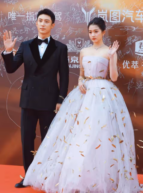 紅毯笑點多！喬欣臉部浮腫，李沁像作妖，白百合腰粗，景甜粉裙搶鏡