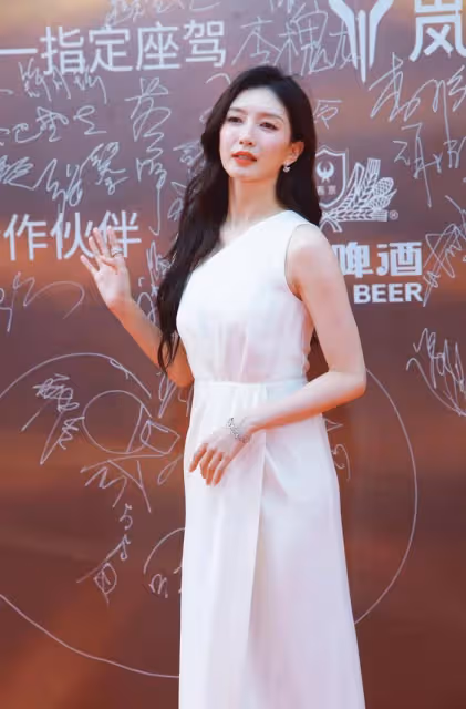紅毯笑點多！喬欣臉部浮腫，李沁像作妖，白百合腰粗，景甜粉裙搶鏡