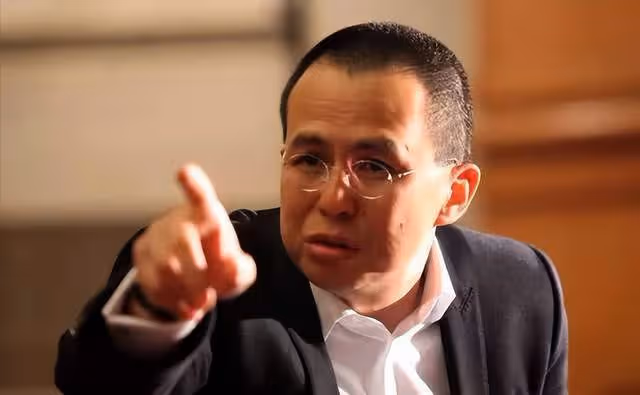李澤楷和李澤鉅罕見同框，兄弟倆共同出席葬禮！打破不和傳聞