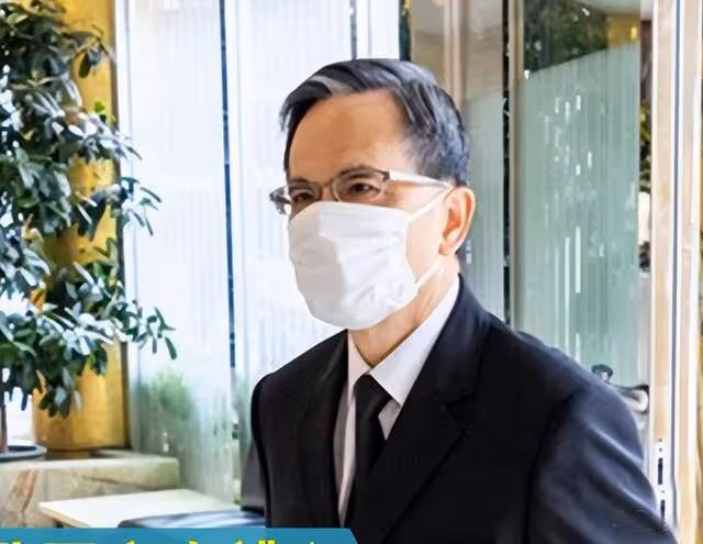 李澤楷和李澤鉅罕見同框，兄弟倆共同出席葬禮！打破不和傳聞