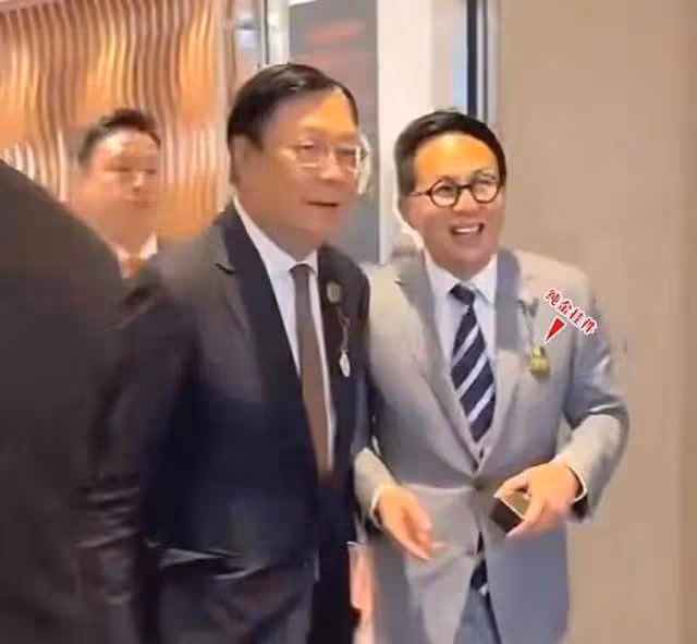 李澤楷和李澤鉅罕見同框，兄弟倆共同出席葬禮！打破不和傳聞