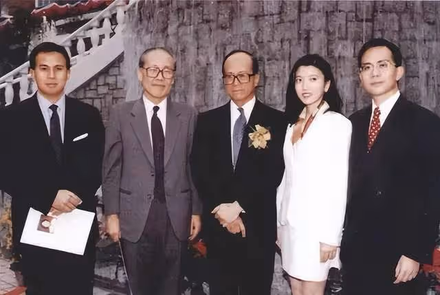 李澤楷和李澤鉅罕見同框，兄弟倆共同出席葬禮！打破不和傳聞