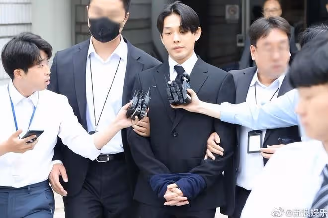 劉亞仁被警方上銬帶走:走路踉蹌聲音顫抖,警員用力拉著他前行