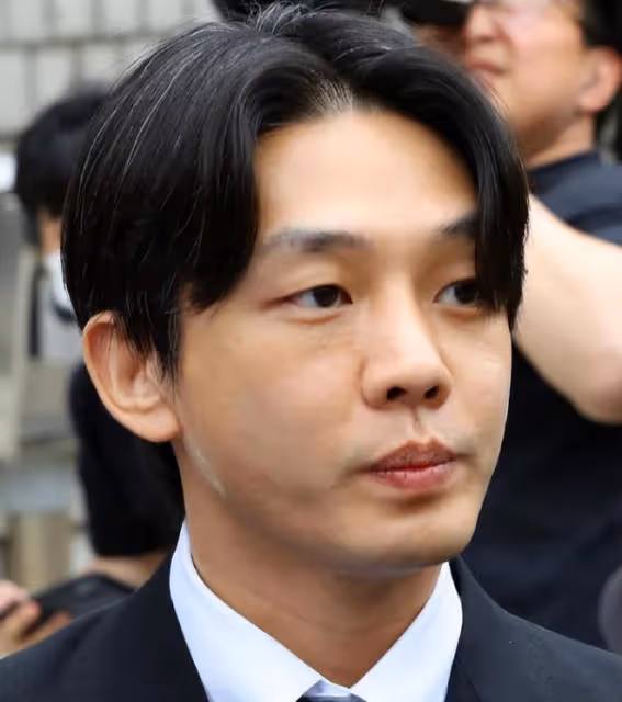 劉亞仁被警方上銬帶走:走路踉蹌聲音顫抖,警員用力拉著他前行