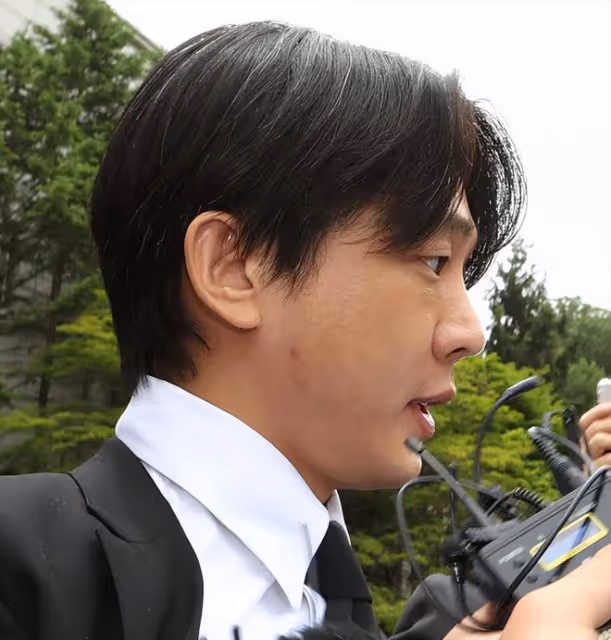 劉亞仁被警方上銬帶走:走路踉蹌聲音顫抖,警員用力拉著他前行