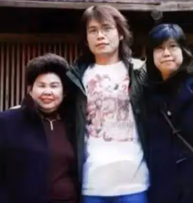 伍佰曾半年失去2弟弟,強忍悲傷放下工作,天天陪伴「母親走出喪子痛」坦承「媽媽只想他當郵差」深知:這才是最深母愛