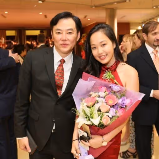 堅持不靠爸!24歲女歌手「被大公司簽約」正式出道 仔細一看「爸爸竟是綜藝大哥」她卻隻字未提