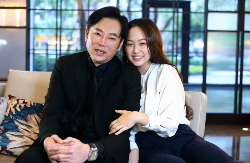 堅持不靠爸!24歲女歌手「被大公司簽約」正式出道 仔細一看「爸爸竟是綜藝大哥」她卻隻字未提
