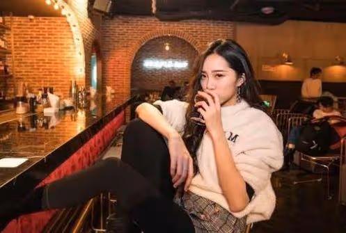 臨時被通知上夜班!單親爸爸無奈「把5歲兒子託付給女鄰居」 接兒子無意「看見她裙子」當場愣住了