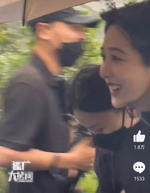 楊紫活動妝容再次翻車,髮際線穿幫額頭黑一大圈,被吐槽毛筆所畫
