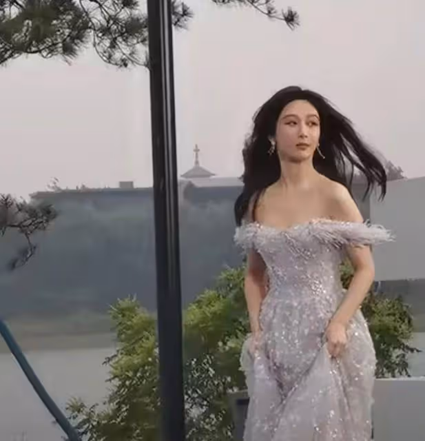 楊紫活動妝容再次翻車,髮際線穿幫額頭黑一大圈,被吐槽毛筆所畫