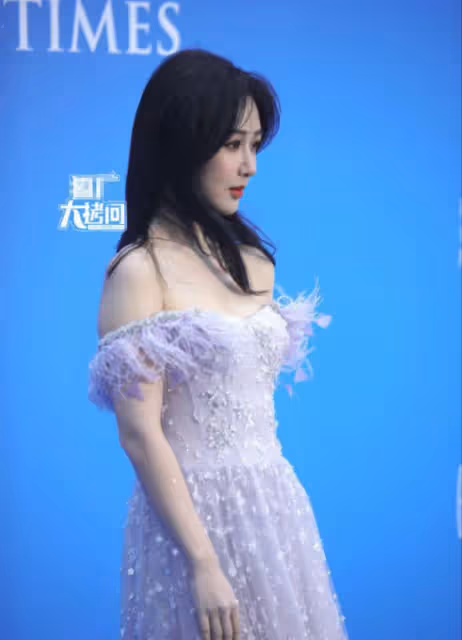 楊紫活動妝容再次翻車,髮際線穿幫額頭黑一大圈,被吐槽毛筆所畫