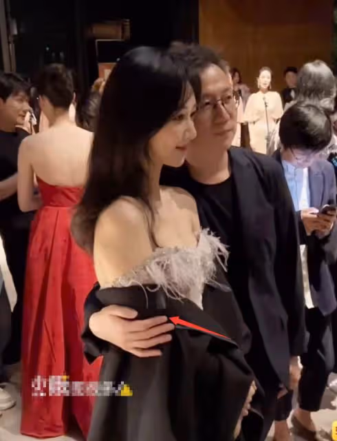 楊紫活動妝容再次翻車,髮際線穿幫額頭黑一大圈,被吐槽毛筆所畫