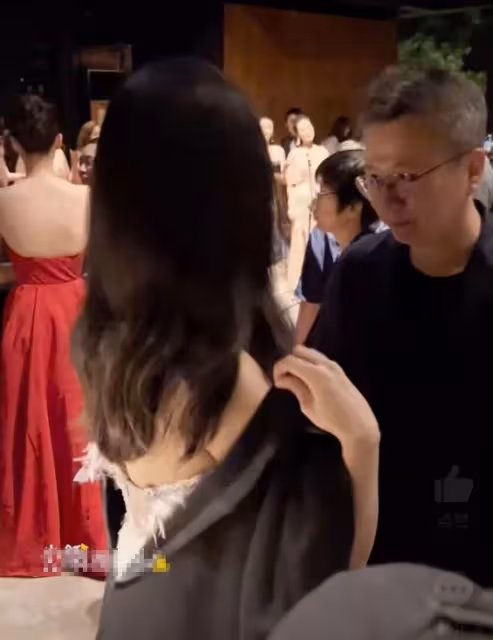 楊紫活動妝容再次翻車,髮際線穿幫額頭黑一大圈,被吐槽毛筆所畫