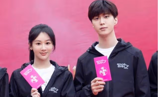 楊紫活動妝容再次翻車,髮際線穿幫額頭黑一大圈,被吐槽毛筆所畫
