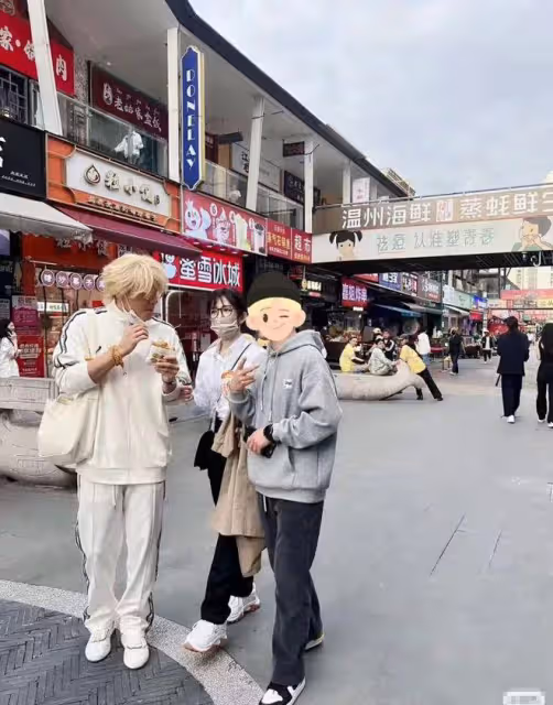 謝娜黃子韜逛街被偶遇,黃子韜穿搭隨意認不出,造型酷似殺馬特