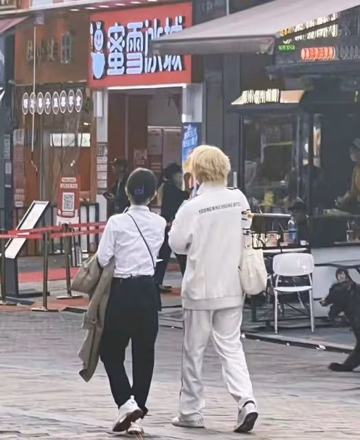 謝娜黃子韜逛街被偶遇,黃子韜穿搭隨意認不出,造型酷似殺馬特
