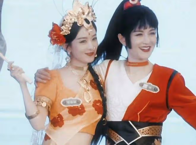 謝娜黃子韜逛街被偶遇,黃子韜穿搭隨意認不出,造型酷似殺馬特