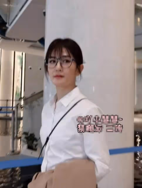 謝娜黃子韜逛街被偶遇,黃子韜穿搭隨意認不出,造型酷似殺馬特