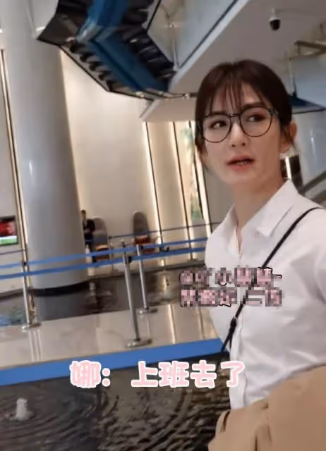 謝娜黃子韜逛街被偶遇,黃子韜穿搭隨意認不出,造型酷似殺馬特