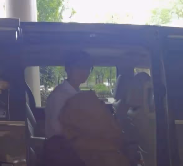 謝娜黃子韜逛街被偶遇,黃子韜穿搭隨意認不出,造型酷似殺馬特