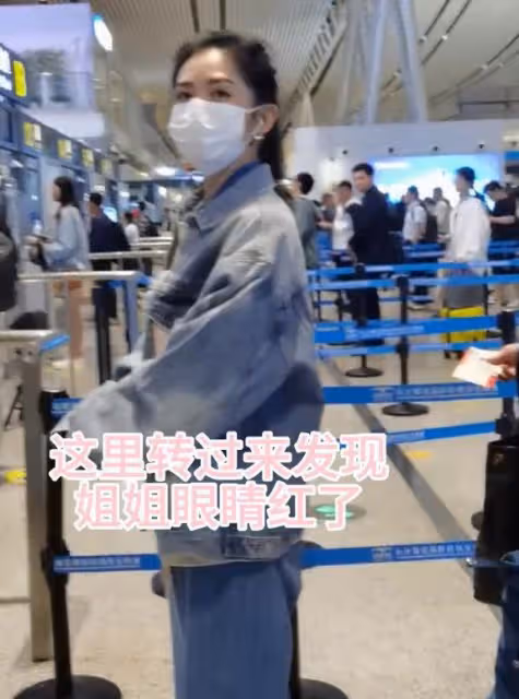 謝娜黃子韜逛街被偶遇,黃子韜穿搭隨意認不出,造型酷似殺馬特