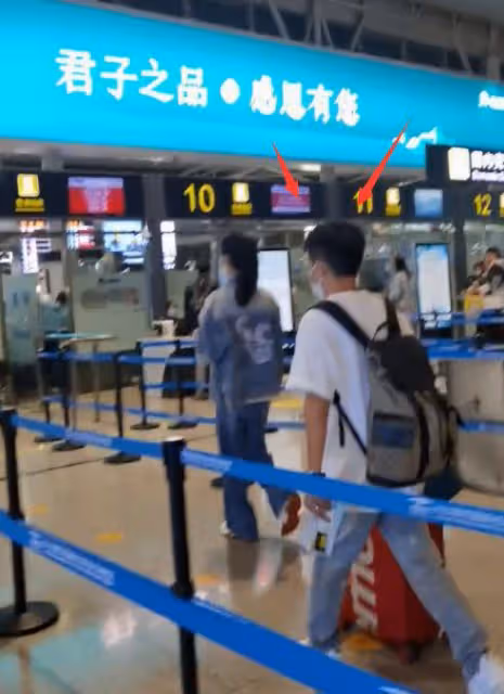 謝娜黃子韜逛街被偶遇,黃子韜穿搭隨意認不出,造型酷似殺馬特